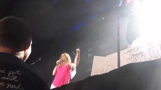 Jennifer of Sugarland talks about fans' signs in Memphis
