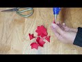 Phần một video gấp những bông hoa hồng đỏ từ giấy thủ công