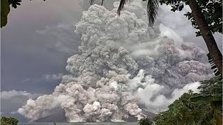 Crazy scenes in Indonesia as the Mount Ruang volcano erupts again