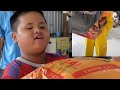 Phát gạo ở lớp học của Thịnh mù hát như ca sĩ