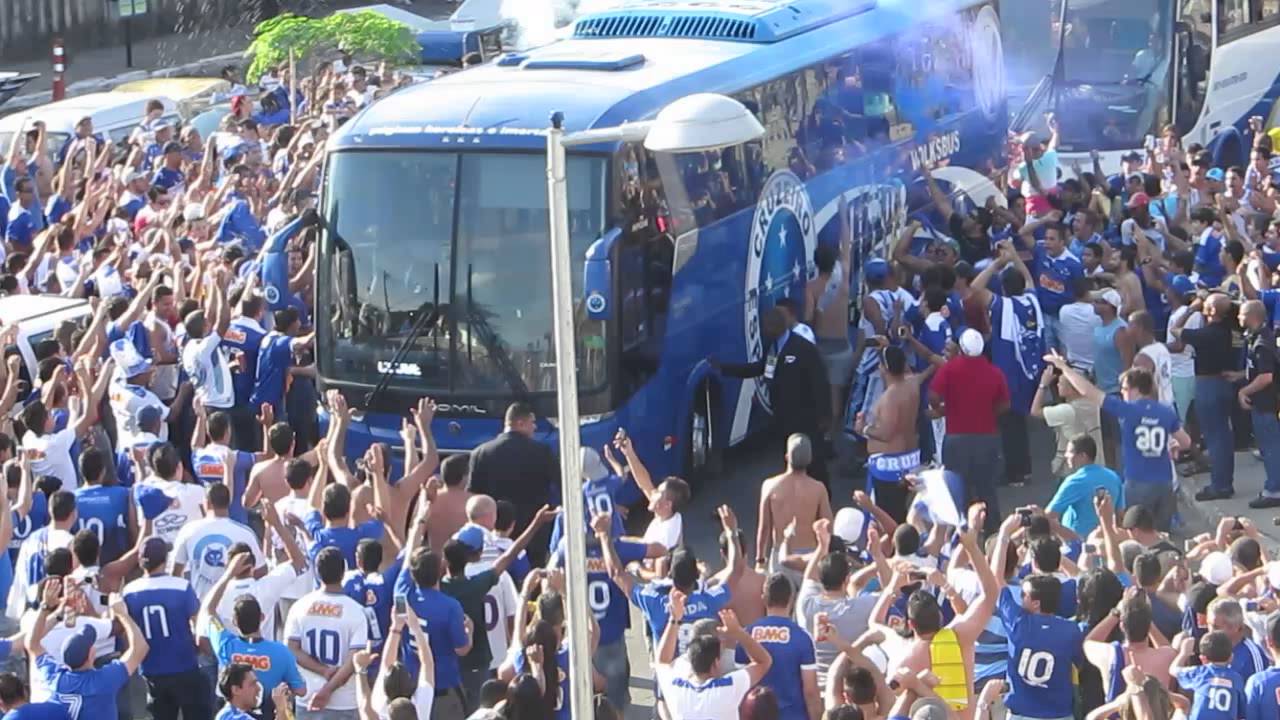 Chegada do ônibus do Cruzeiro ao Mineirão no jogo Cruzeiro x Criciúma 26 06 2013