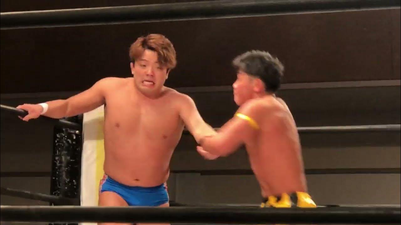 コーナーの高鹿佑也へ須見和馬がバックエルボーから飛びつき式のヘッドシザーズホイップ、その場飛び式のムーンサルトとスピード殺法を放つ DDT「D