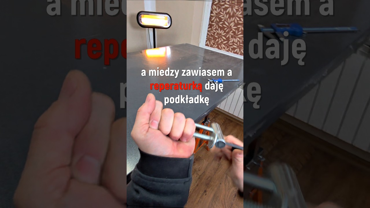 Drzwi uratowane! Prosty sposób na wyrwany zawias #drzwi #majsterkowanie #DIY