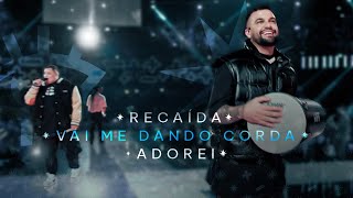 Grupo Menos é Mais - Recaída / Vai Me Dando Corda / Adorei (Clipe Oficial)