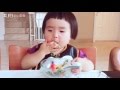 Garotinha de 2 anos comendo salada sozinha!
