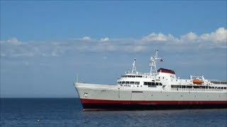 The mv coho owned and operated by black ball line arrives in port
angeles, wa usa from victoria, bc. many watch on as this skillful
captain maneuvers ve...