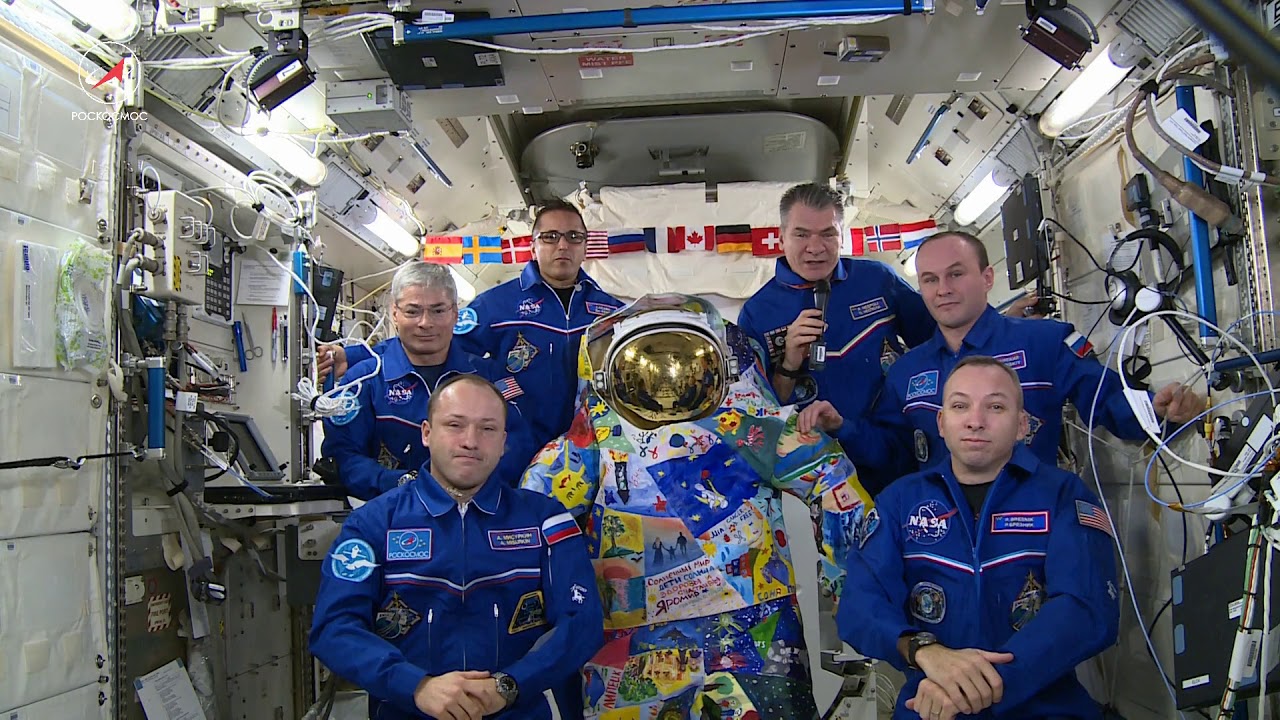 Какую работу сейчас выполняют в космосе. Международные экипажи в космосе. Космонавты на МКС сейчас. Российский космонавт в космосе. Российские космонавты на МКС сейчас.