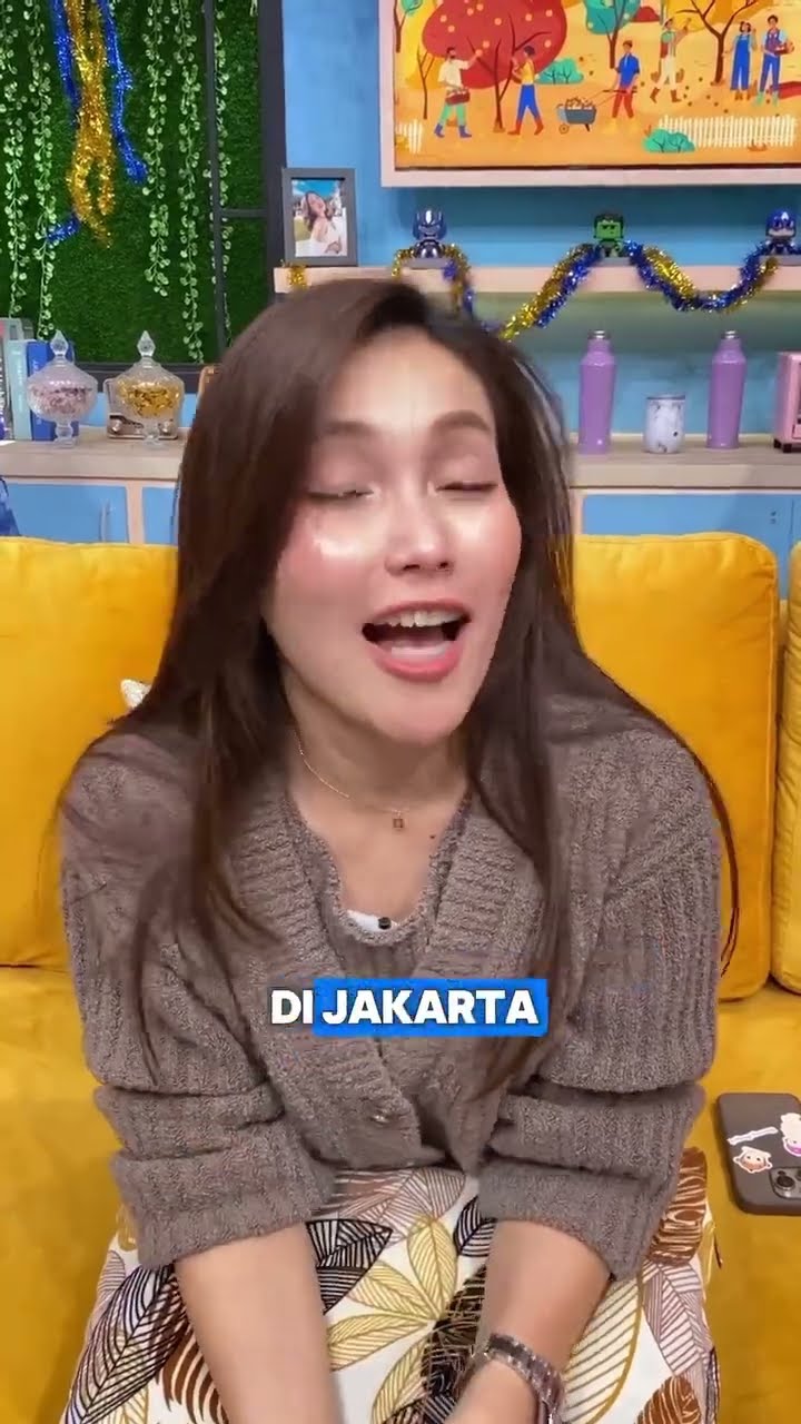 Siapa disini yang warga Depok kaya Teh Ayu Ting Ting angkat tangannn!? #obrolantiapwaktu #shorts