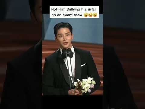 Not him bullying his sister on an award show 🤣🤣 #rowoon #kimrowoon #awardshow #sf9 #kpop #shorts