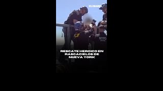 Policía de Nueva York salva a mujer al borde de un rascacielos / El Diario