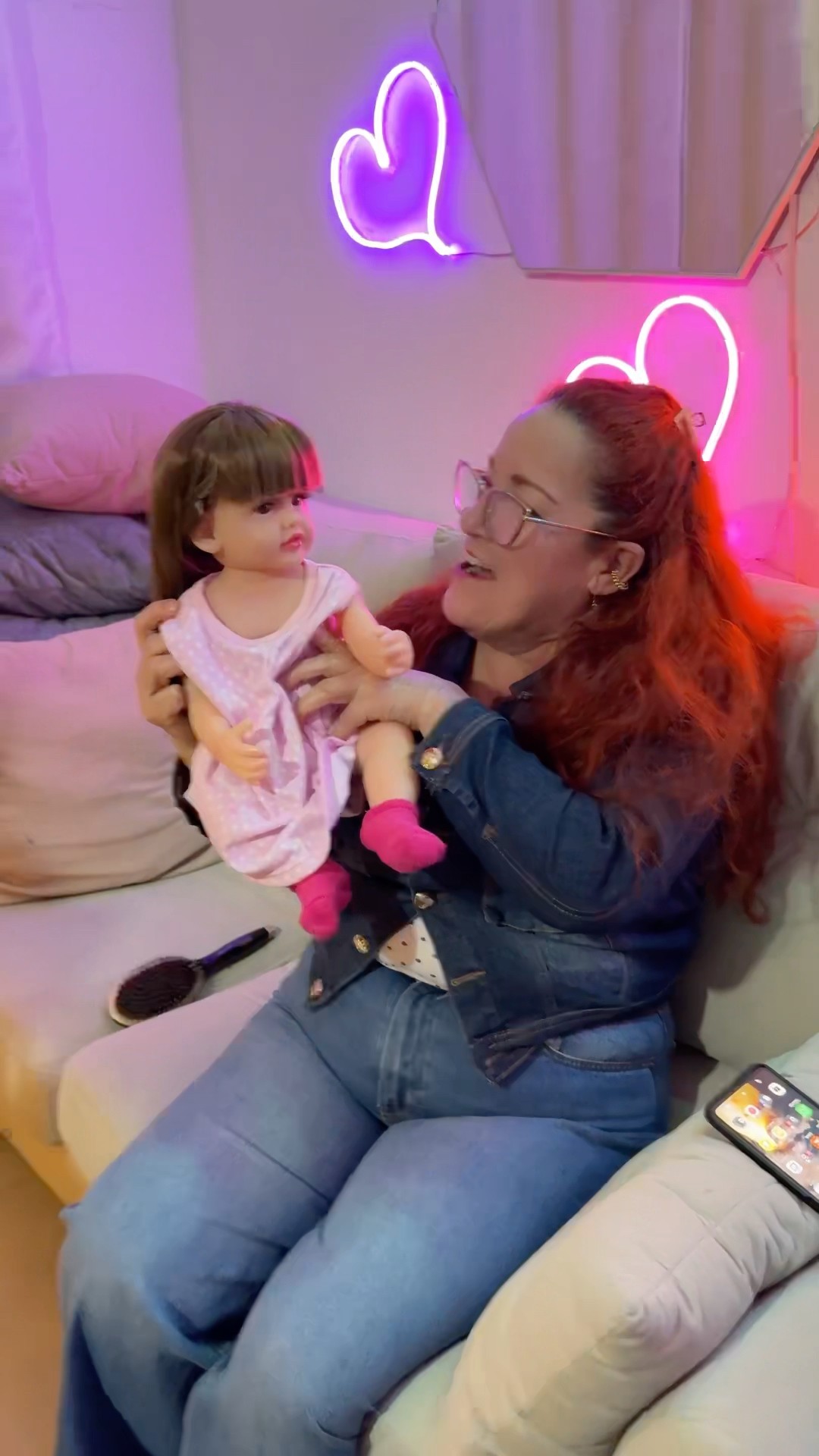 A la @AbuelaIbanez le gusta jugar con muñecas síguele #humor #cosasdefamilia #comedia #humorfami