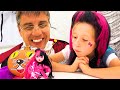 Nastya ve Evelyn okulda Monster High oyuncaklarıyla oynuyor