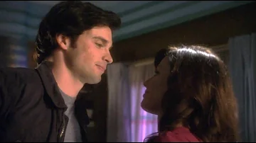 Smallville || Escape 9x15 (Clois) || Lois & Clark Passionate Table Kiss [HD]