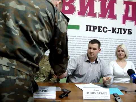 Представитель городского военкомата вручает повестку Лошкареву