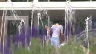 北海道で“真夏” 噴水で遊ぶ子ども バラを楽しむ人… 高気圧に覆われ気温上がる 最高気温32.4℃ (21/06/26 19:50)