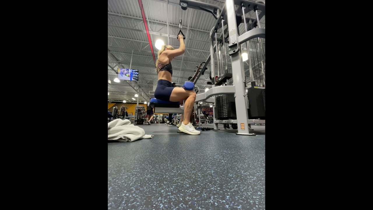 Single Arm Neutral Grip Lat Pulldown