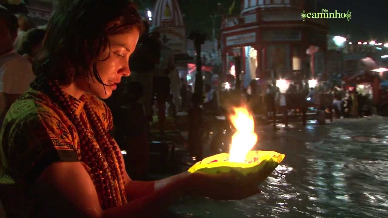 [No Caminho] Ritual Hindu de adoração ao Rio Ganges - YouTube