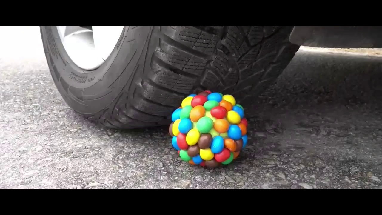 Машинки про шарики. Колесо давит предметы. Машинки которые давят предметы. Игрушка под колесами машины. Машина раздавливает вещи.