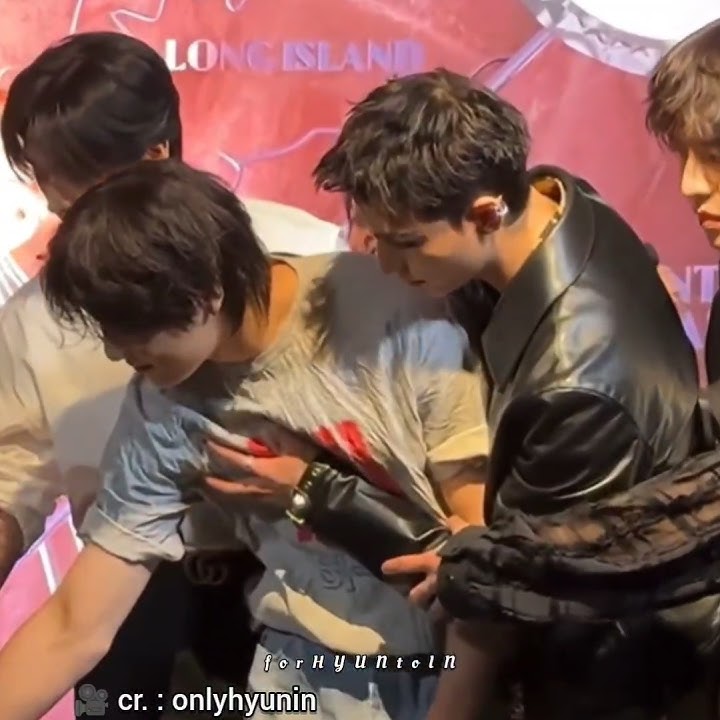 Hyunjin is such an opportunist 😭 #hyunin #hyunjin #in #jeongin #skz #stay #straykids #kpop #shorts