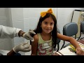 Maria Clara e JP tomando vacina