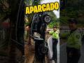 Se distrajo en la curva y terminó con la camioneta en posición vertical