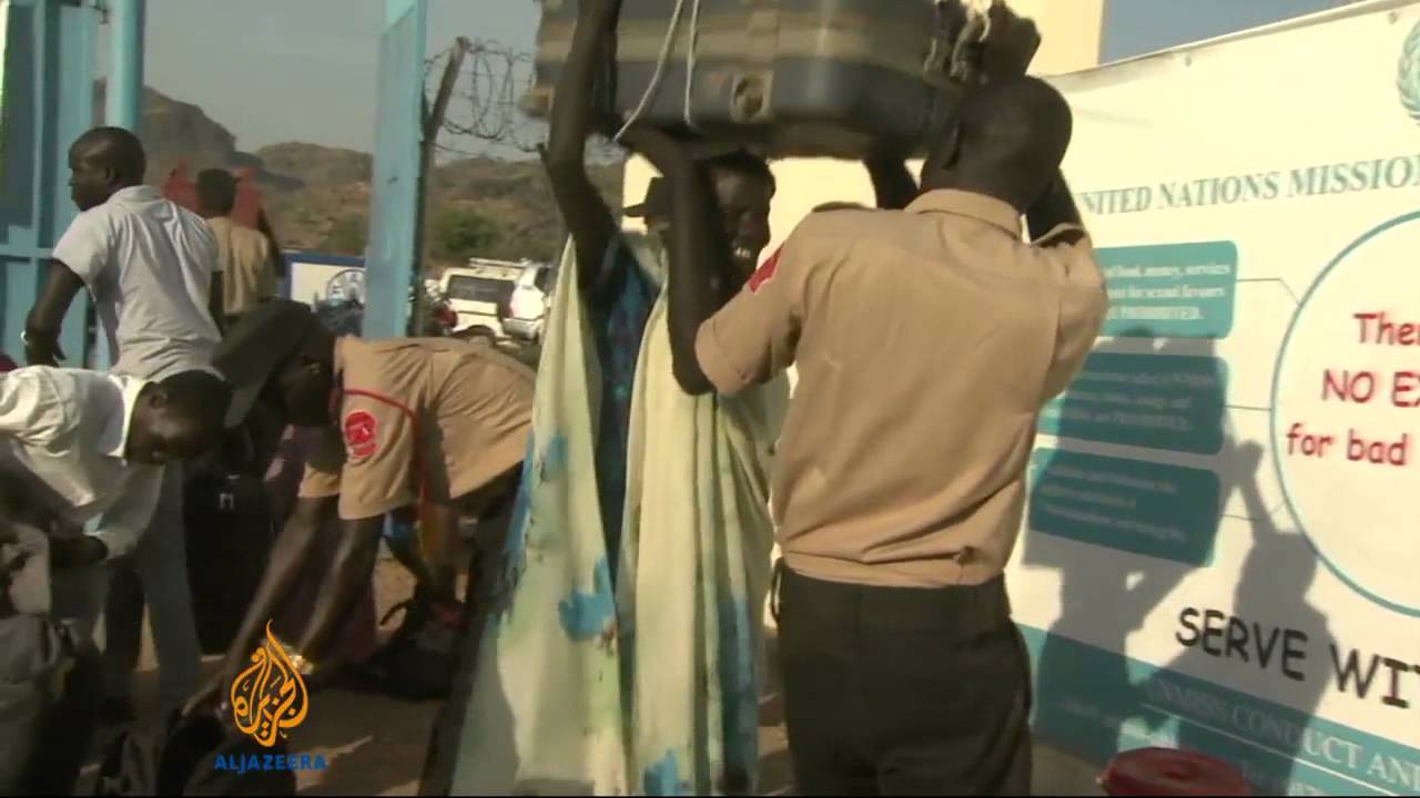 جنوب سودانيين يلجؤون إلى المأوى هرباً من العنف