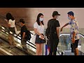 Girl Taken Upskirt Photos on the Escalator | Social Experiment 看到女生在自动扶梯上被偷拍，路人大哥一掌拍在猥琐男背上（社会实验）