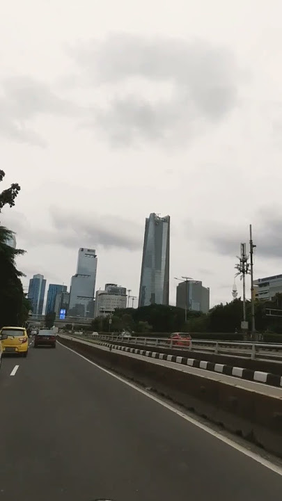 Jakarta dengan Mobil yang Sepi di Jalannya Saat Sore Hari #shorts #travel