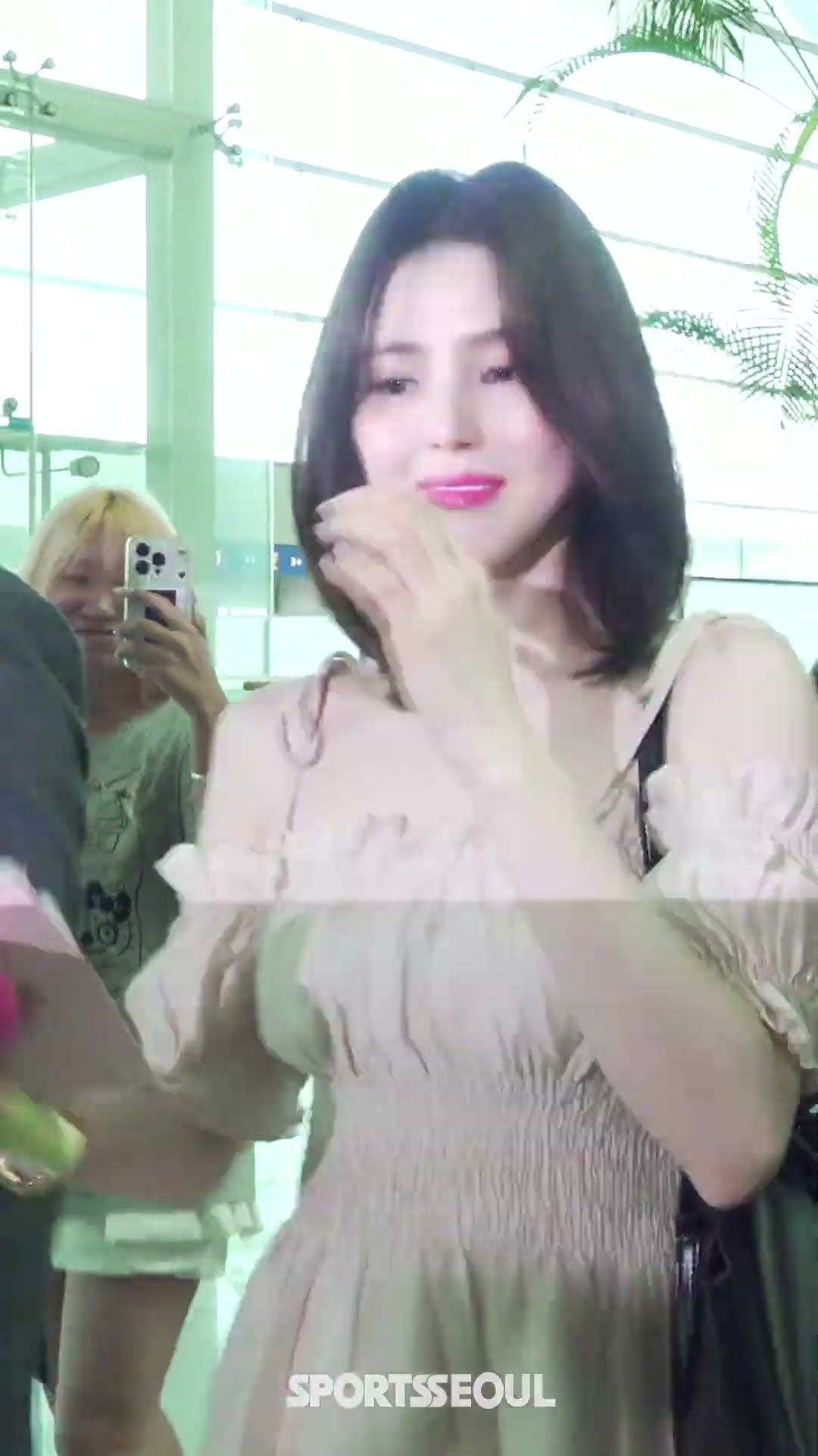 '단발 여신' 한소희, 레전드 미모로 출국