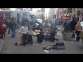 Протесты и уличные музыканты на одной площадке.Нью-Йорк.