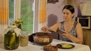 Maria vive da sola — ma tutto questo cibo è davvero per una persona?