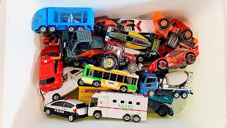 箱いっぱいの車を出してみよう！働く車と乗用車　What is the car toys in the box?