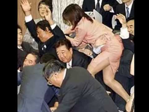 国会議員　パンチラ 