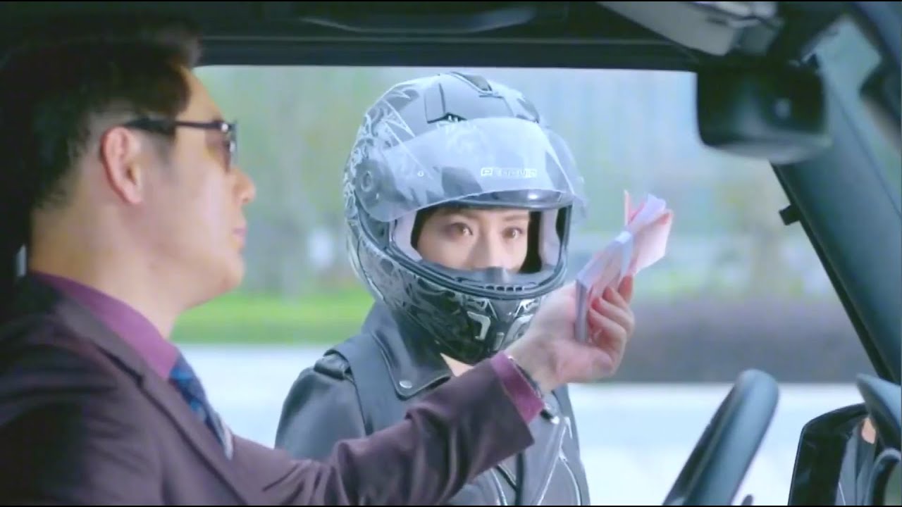 奔馳總裁很囂張，撞到騎摩托的姑娘，直接扔出一沓錢就走