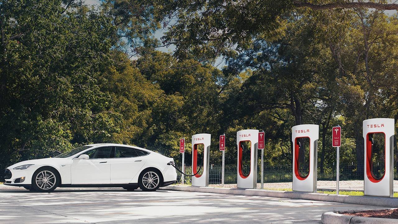 There’s Still One Problem With Tesla That’s Deterring Drivers There’s Still One Problem With Tesla That’s Deterring Drivers