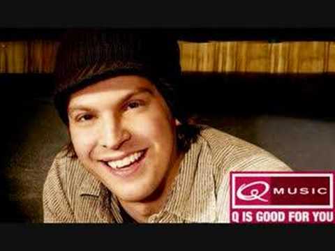 Gavin Degraw in the Amsterdam red-light district