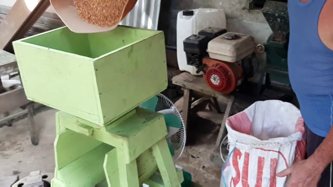 ALAT SEDERHANA PENAMPI PADI YANG BARU DIPANEN DENGAN 