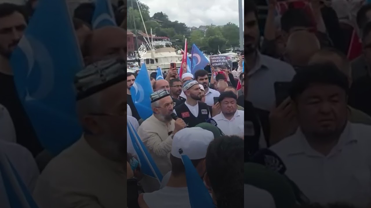 "احتجاجًا على الانتهاكات بحق المسلمين".. وقفة لعدد من #الإيغور أمام القنصلية الصينية في إسطنبول