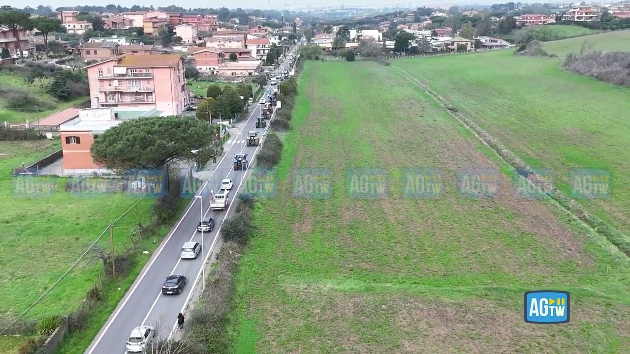 Roma, il viaggio dei trattori: la protesta vista dal drone