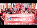 Grev yapan Özel İtalyan Lisesi öğretmenleri, İtalya Başkonsolosluğu önünde açıklama yapıyor