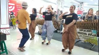 BERLAYAR TAK BERTEPIAN - COVER ANGKLUNG ARIESKA JOGJA - GEDOENG MERAH MALIOBORO YOGYAKARTA