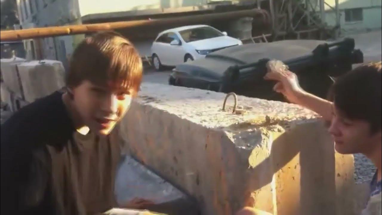 Андрюха картинки. Андрюха мем. Андрюха у нас динозавр. Пьяный андрюха. Андрюха демотиватор.