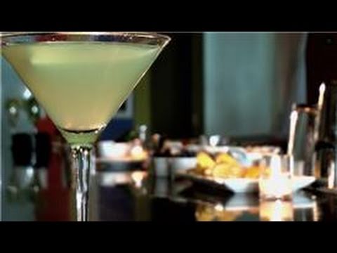 martini-recipes-:-how-to-make-a-sour-apple-martini