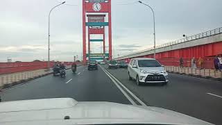 Melintas di jembatan ampera