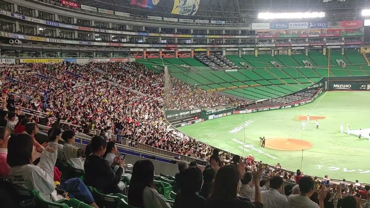 [プロ野球]ホークス柳田悠岐の同点ホームランの時のPayPayドームの様子(パブリックビューイング)　2025年10月30日