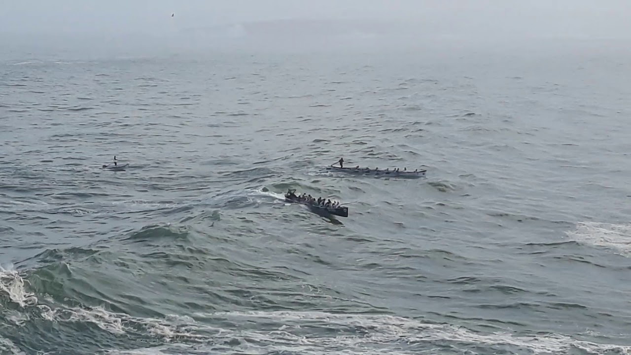 Traineras surfeando en  Santander