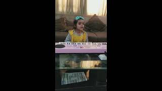 3 YEARS LITTLE GIRL PLAYING PIANO KEYBOARD, FOLK STUDIO 27 screenshot 2