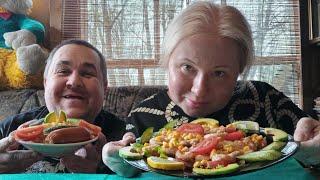 Обжор - сардельки с макаронами | Мукбанг - салат с креветками