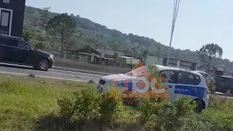 Makina e policise del nga rruga ne autostradën Tirane-Durrës | ABC News Albania