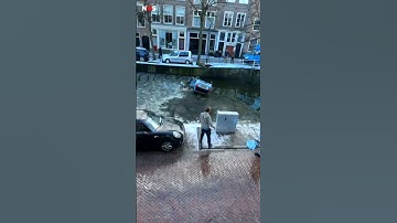 Student redt vrouw uit te water geraakte auto in Delft #nos #nieuws